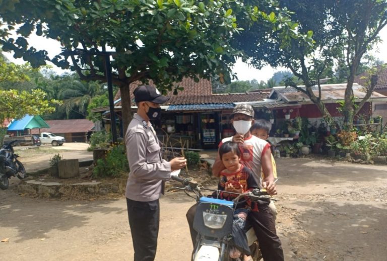 Rutinitas Bhabin, Brigadir Bambang Bagikan Masker Kepada Warga