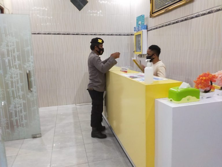 Sambang Dialogis Di Perhotelan Wilayahnya, Patroli Malam Polsek Timpah Antisipasi Aksi Kejahatan Dan Premanisme