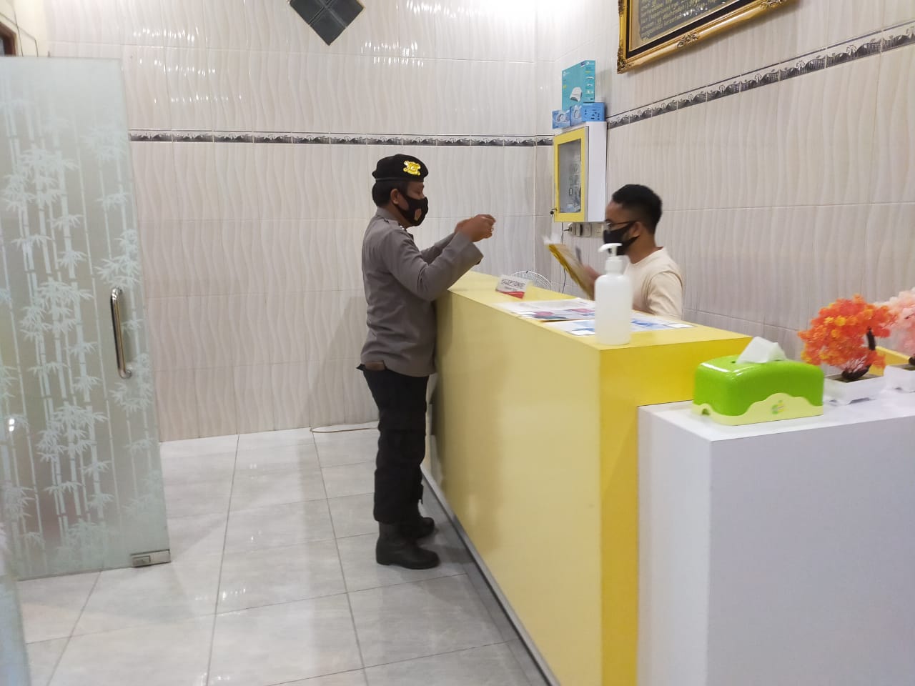 Sambang Dialogis Di Perhotelan Wilayahnya, Patroli Malam Polsek Timpah Antisipasi Aksi Kejahatan Dan Premanisme
