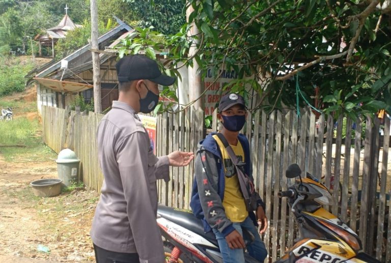 Sambang Kamtibmas, Bhabinkamtibmas Brigadir Bambang Himbau Warga Pakai Masker Di Jalan