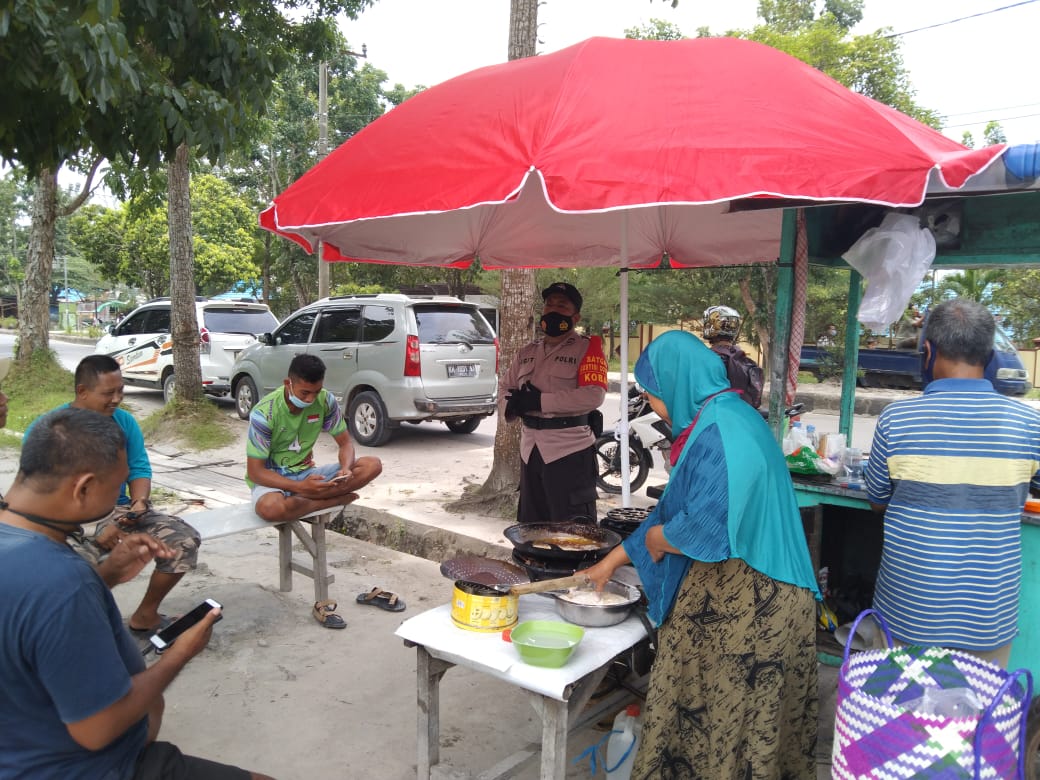 Sambangi Pkl, Satbinmas Polres Kobar Berikan Imbauan Prokes