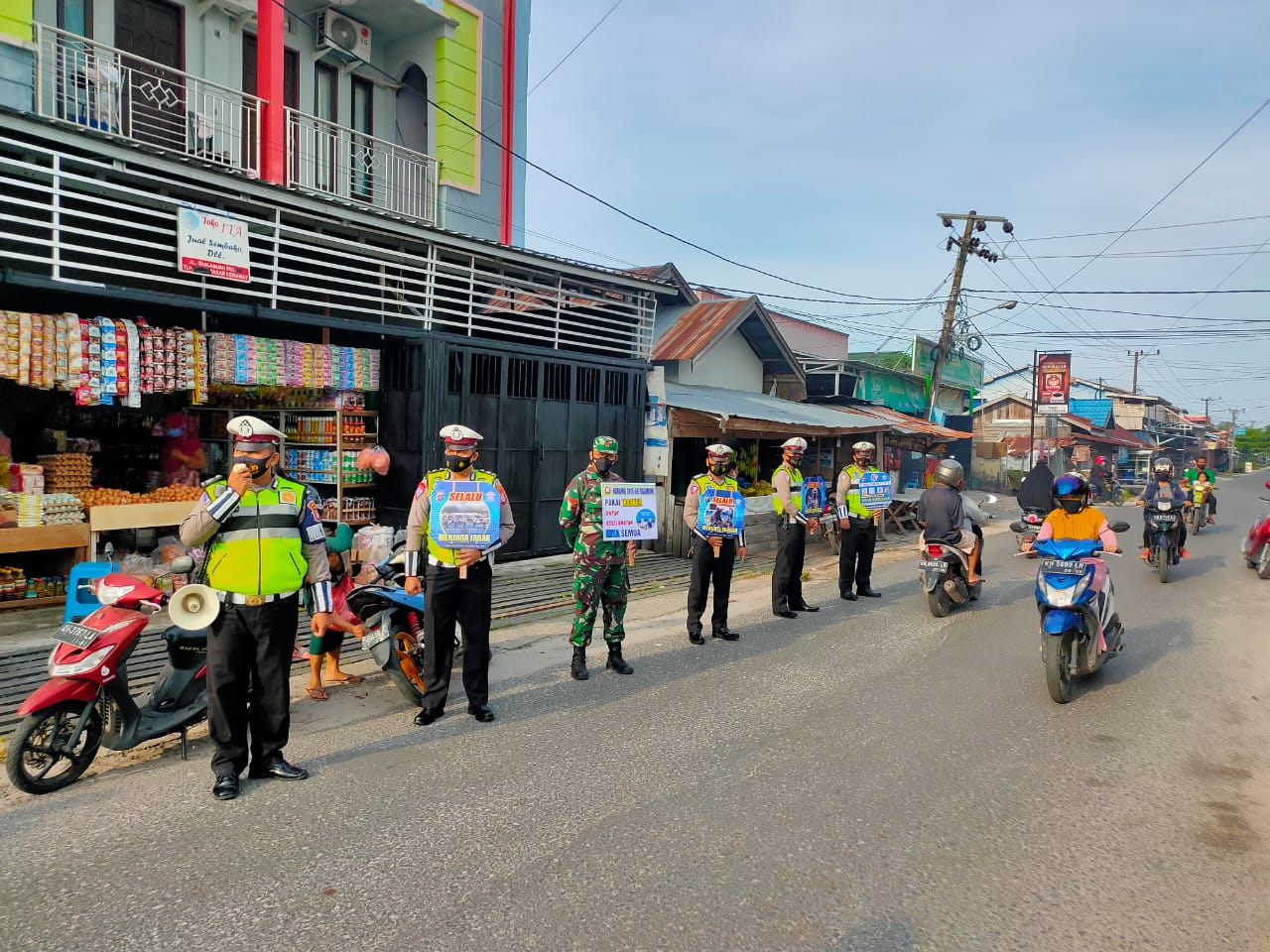 Sat lantas polres kotim bersinergi bersama tni koramil baamang laksanakan ajakan patuhi prokes