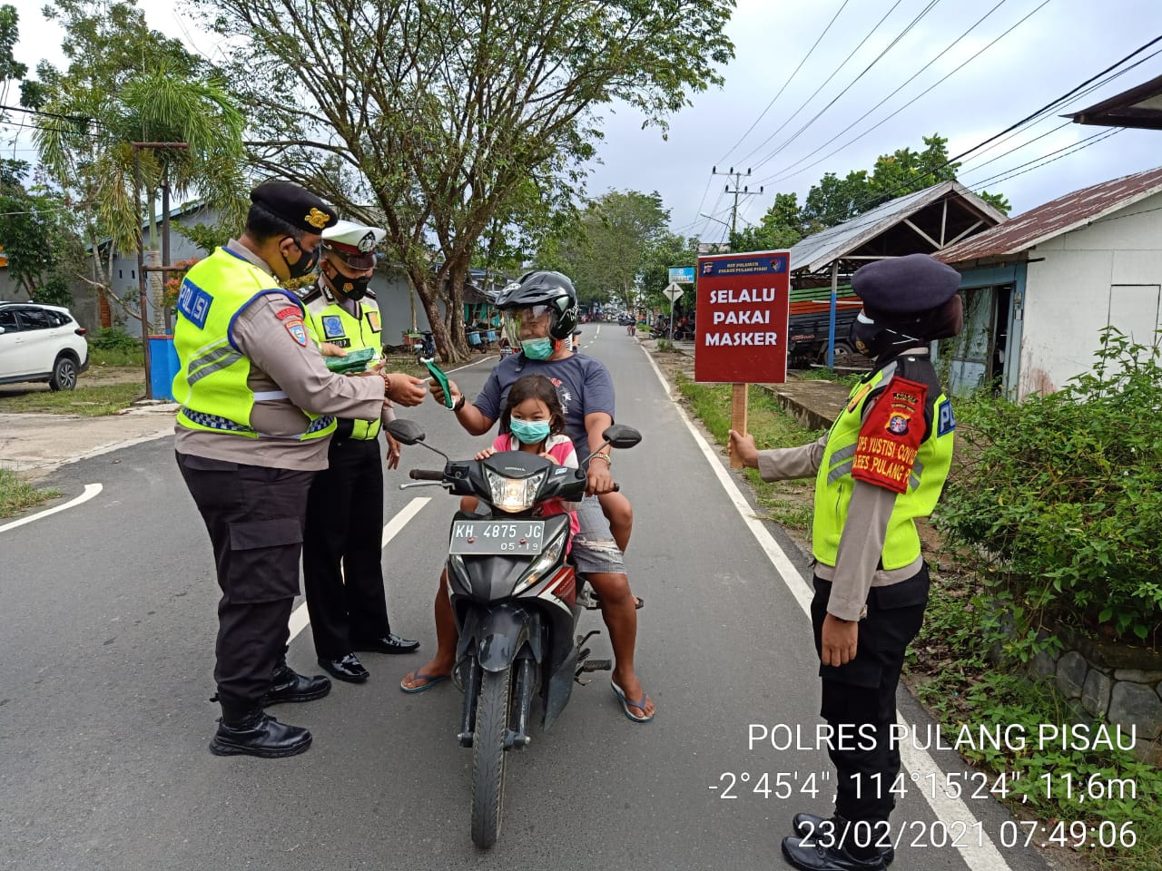 Satbinmas Beserta Anggota Membagikan Masker dan ajak warga Pulang Pisau Patuhi Protokol Kesehatan