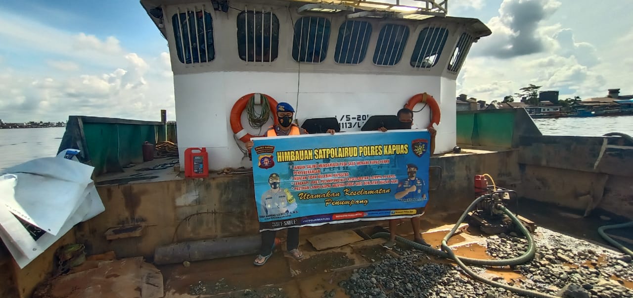 Satpolair Polres Kapuas Rutin Berikan Imbauan Keselamatan Berlayar Kepada Nahkoda Kapal
