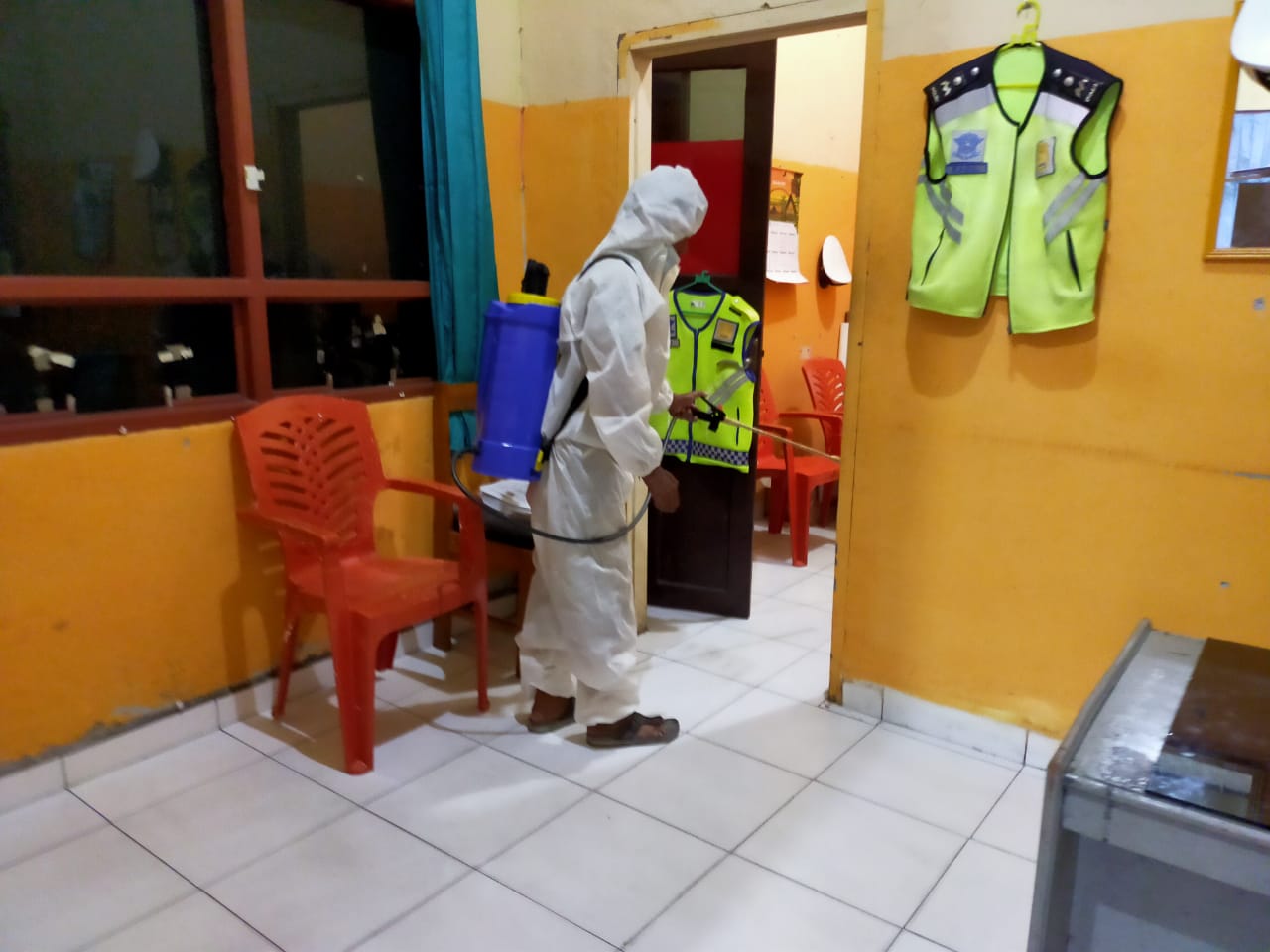 Satuan Lalu Lintas Polres Sukamara Lakukan Penyemprotan Cairan Desinfektan