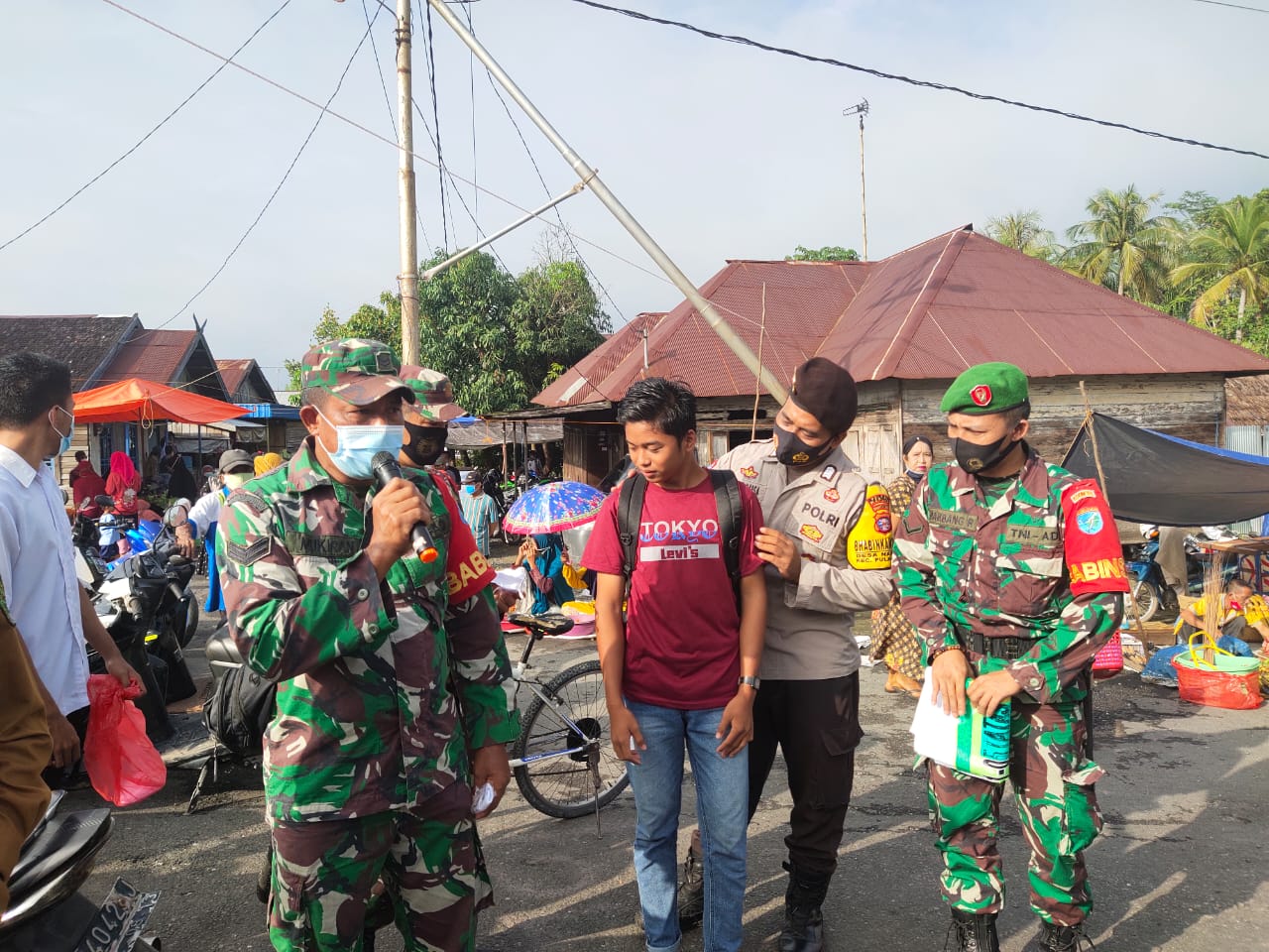 Sinergisitas TNI-Polri, Polsek Pulau Petak Bersama Koramil Pulau Petak Bagikan Masker Serta Imbau Prokes