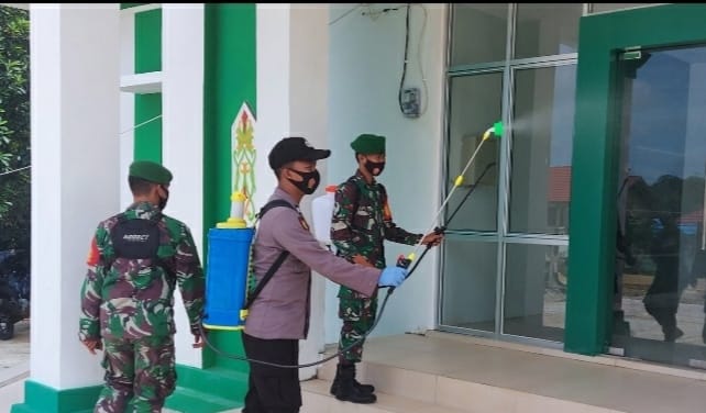 Sinergitas TNI-Polri Di Tumbang Lahung Semprotkan Cairan Disinfektan Di Fasilitas Publik
