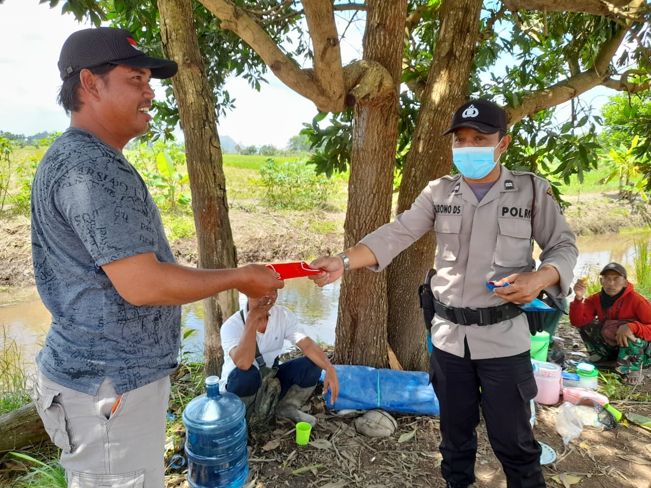 Temui warga Tak Gunakan Masker Saat Berpatroli, Aiptu Surono Berikan Masker Gratis