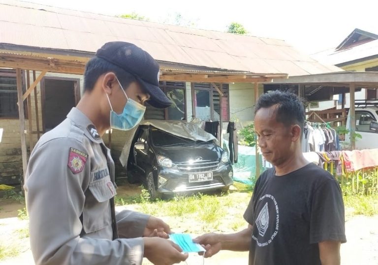 Terjun Langsung Ke Lapisan Masyarakat, Britpu Hidayatul Huda Berbagi Masker