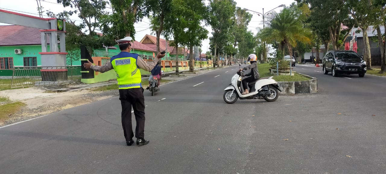 Tingkatkan Pelayanan Kepada Masyarakat Di Hari Libur, Satlantas Polres Sukamara Gatur Pagi