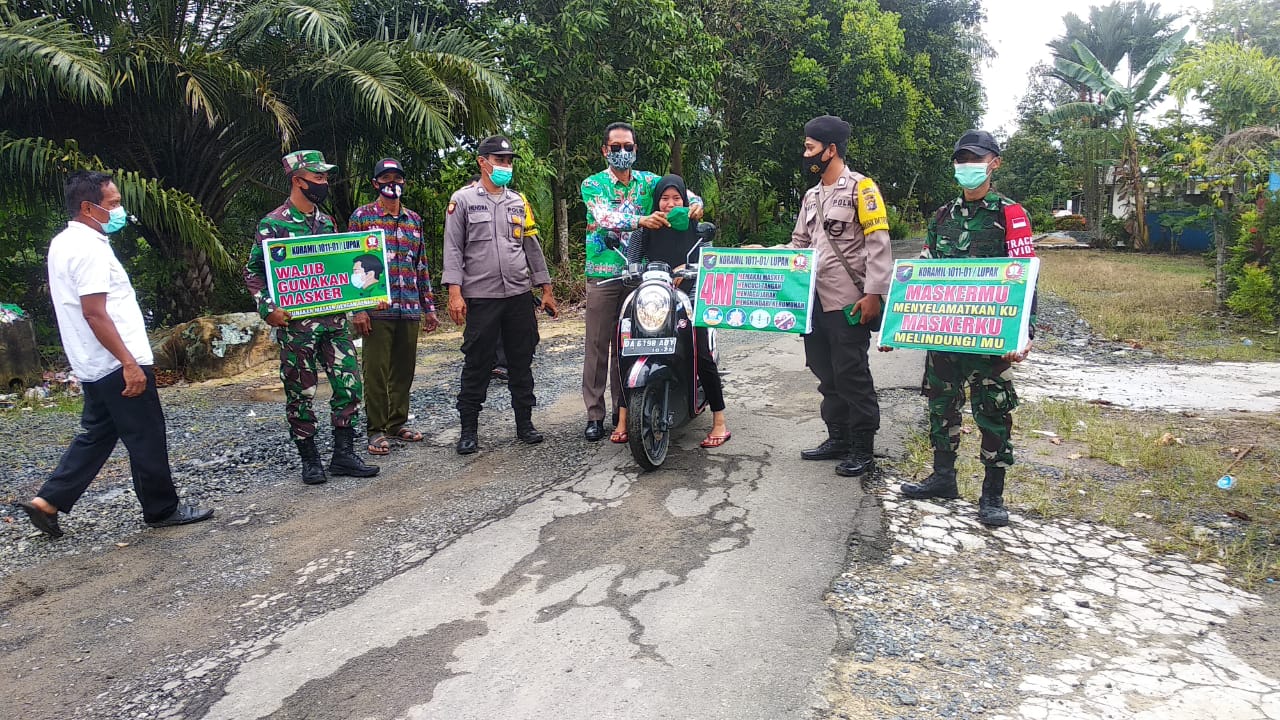 Wujudkan Kapuas Kuala Bebas Covid-19, Polsek dan Koramil Kompak Bagikan Masker kepada Masyarakat