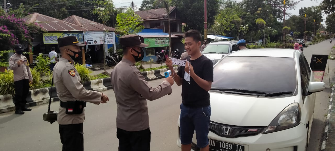 polsek Dustim Bagikan Masker Gratis kepada masyarakat