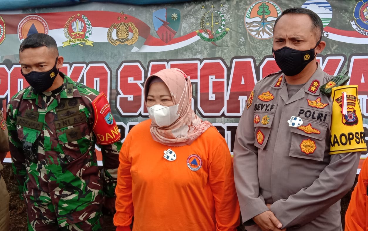 Bersama Bupati dan Kapolres, Dandim Pangkalan Bun Turun Langsung Berjibaku Padamkan Api Karhutla