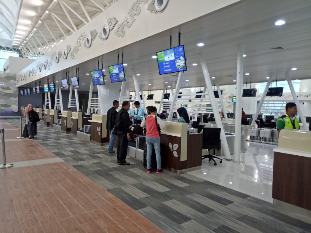 aktivitas calon penumpang di bandara singkawang