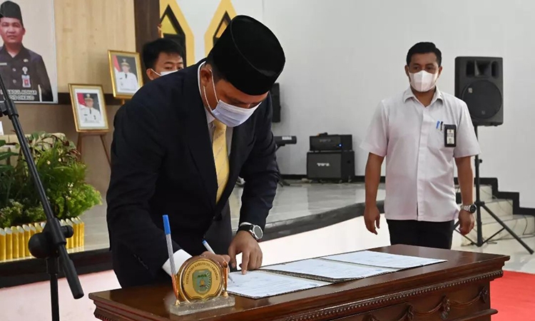 bupati hendra lesmaan teken dokumen pengukuhan Koordinayor WKBP, Kepala SKB dan Kepsek