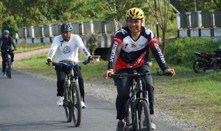 bupati hendra lesmana gowes bersama warga lamandau