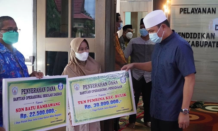 bupati hendra lesmana salurkan BOP