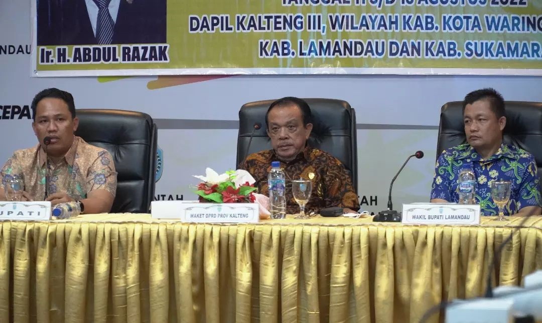 bupati hendra lesmana sampaikan usulan kepada waket dprd kalteng abdul razak saat reses perseorangan