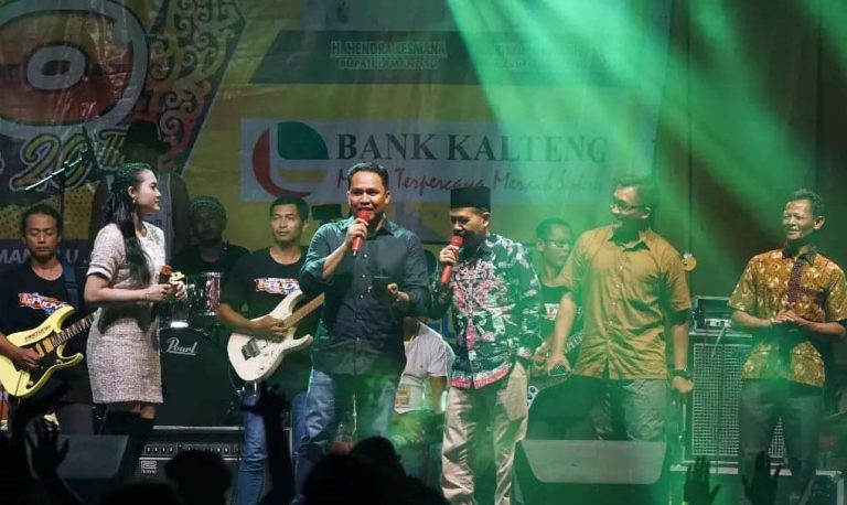 bupati hendra lesmana tambil bersama yeni inka pada penutupan lamandau expo 2022