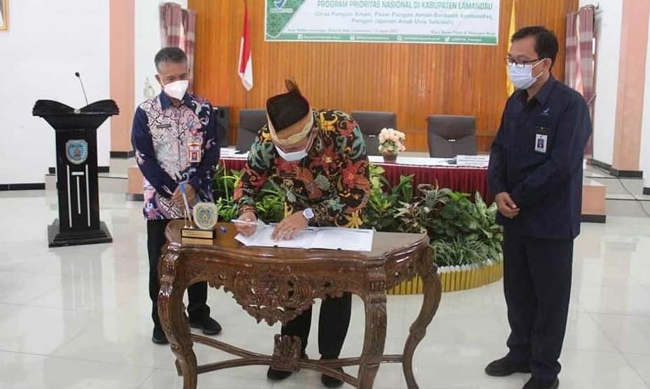 bupati hendra lesmana teken kerjasama pemkab lamandau - loka pom kobar