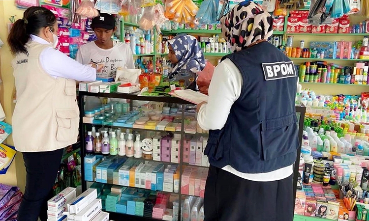dinkes lamandau dan loka pom kobar periksa distribusi kosmetik