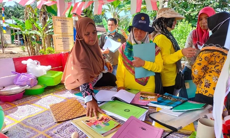 juri tengah menilai administrasi dan kebun dasa wisma