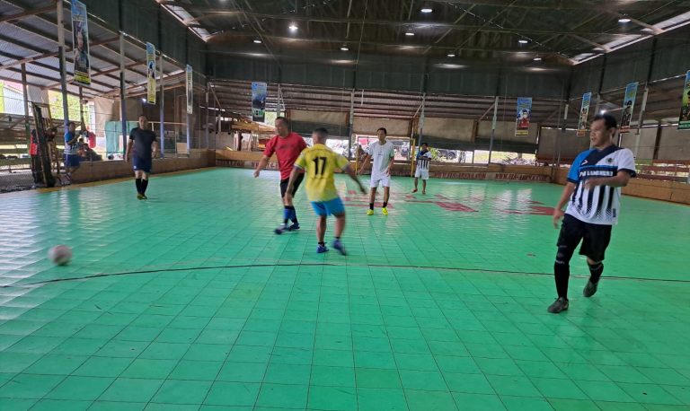 kapolres bermain futsal dengan sejumlah awak media di lamandau