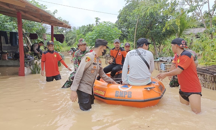 petugas bpbd evakuasi warga desa Liku Mulya Sakti