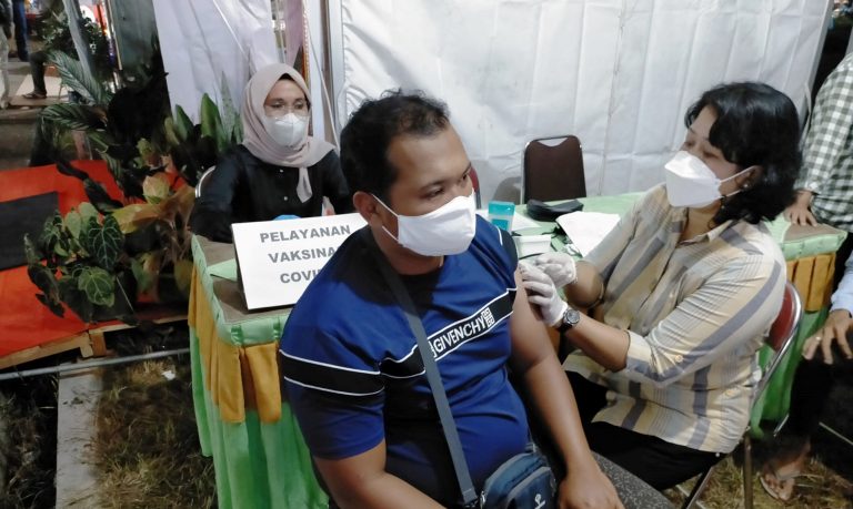 salah satu pengunjung saat mendapat vaksinasi