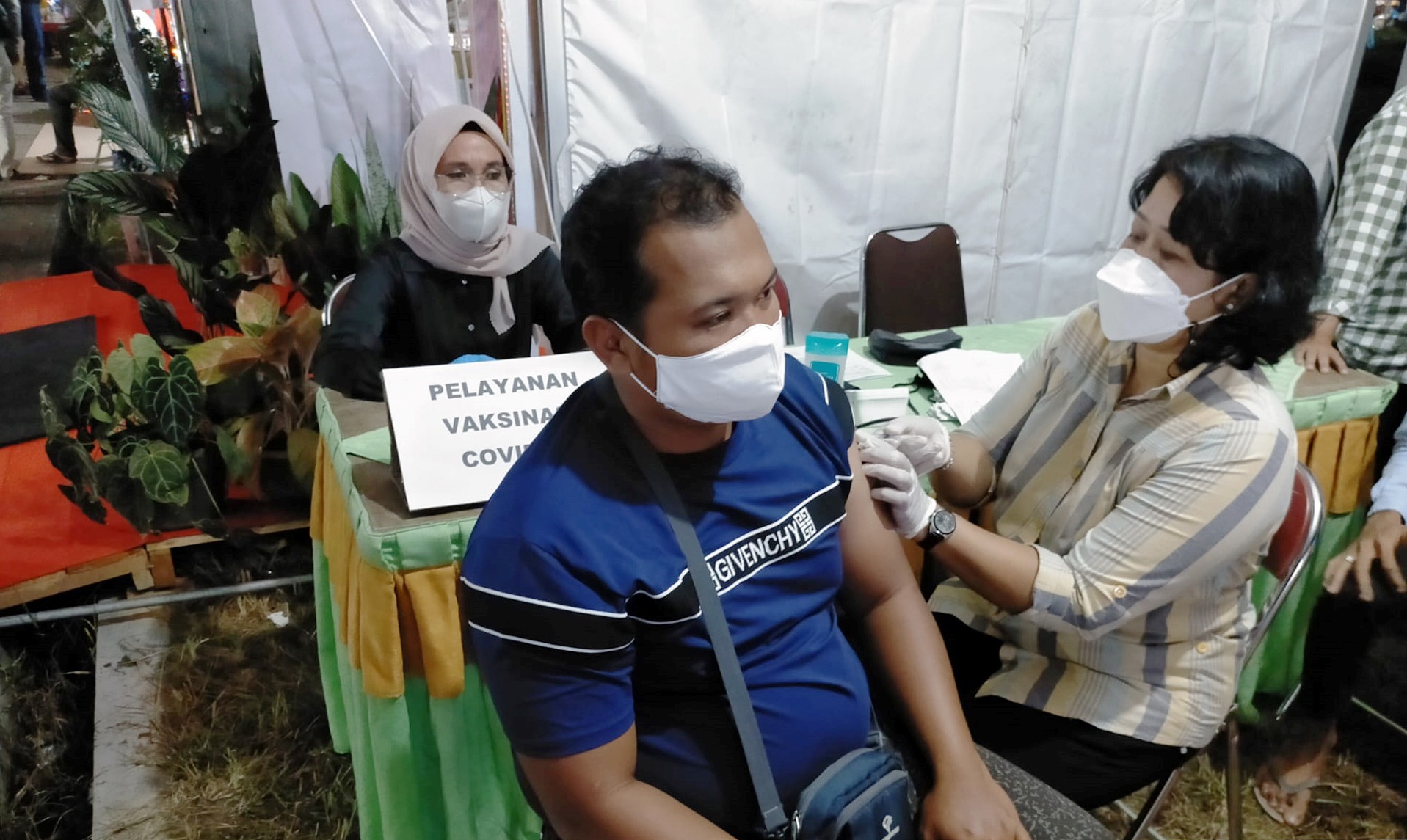 salah satu pengunjung saat mendapat vaksinasi