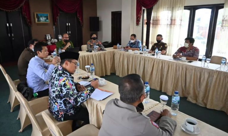 satgas saber pungli lamandau gelar rapat evaluasi kinerja