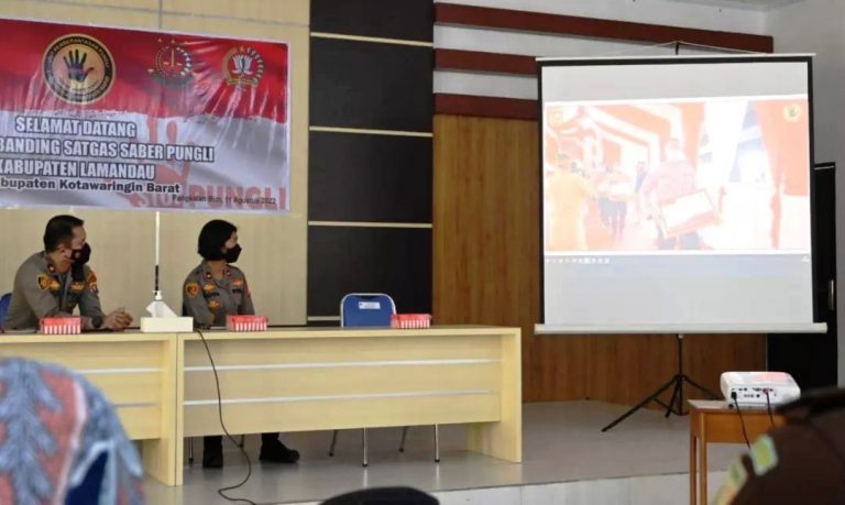 satgas saber pungli lamandau saat melakukan kaji banding ke kobar