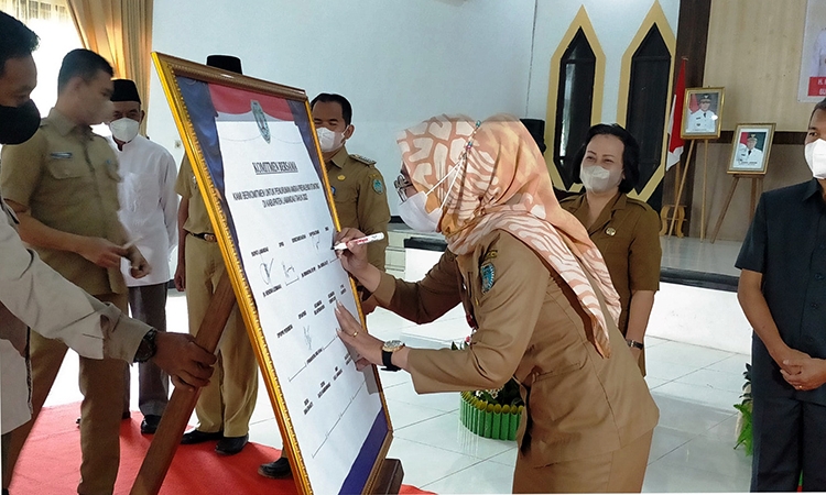 sejumlah kepala opd di laamndau teken komitmen bersama turunkan angka stunting
