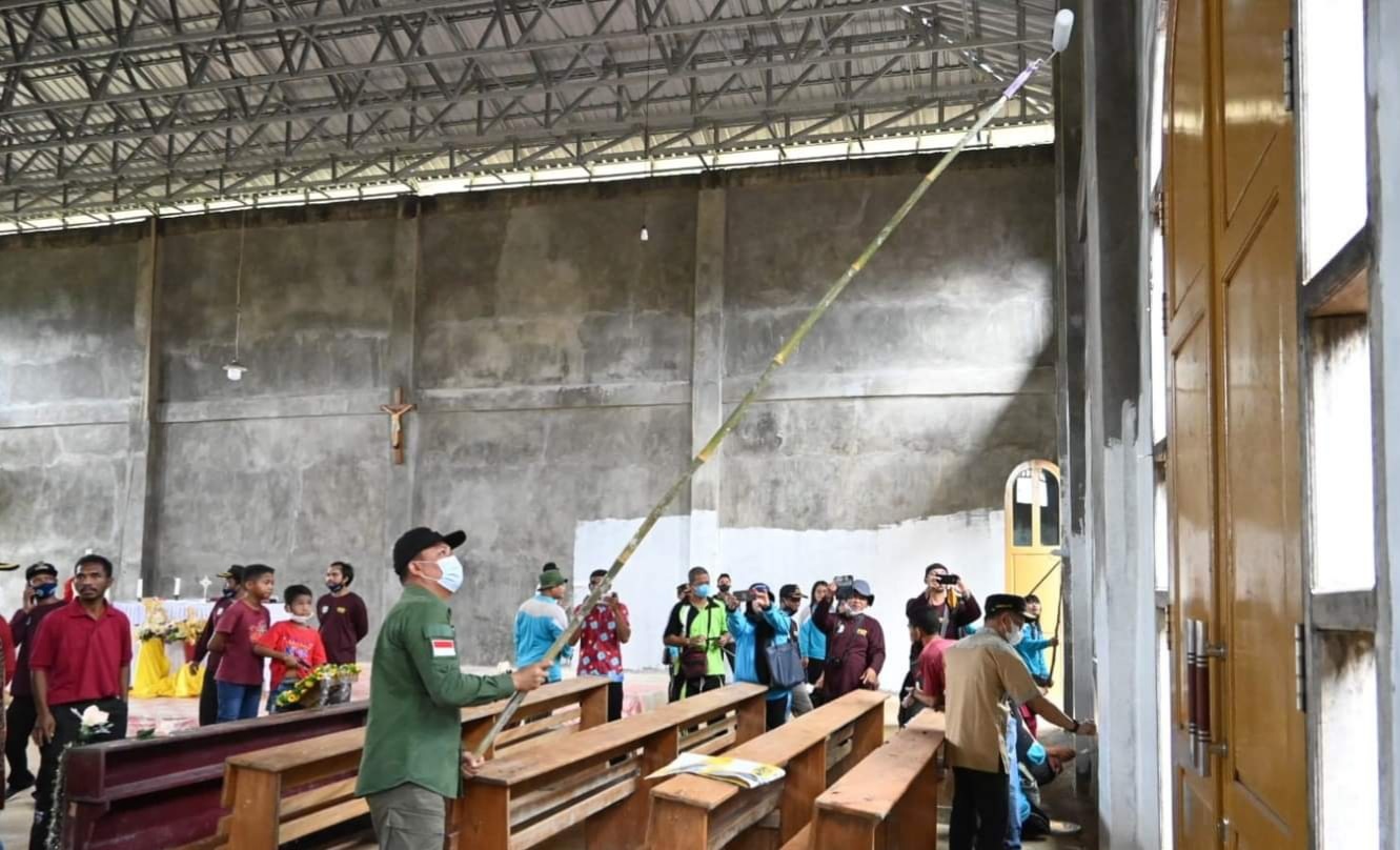 buapti hendra lesmana ikut serta gotong royong renovasi tempat ibadah