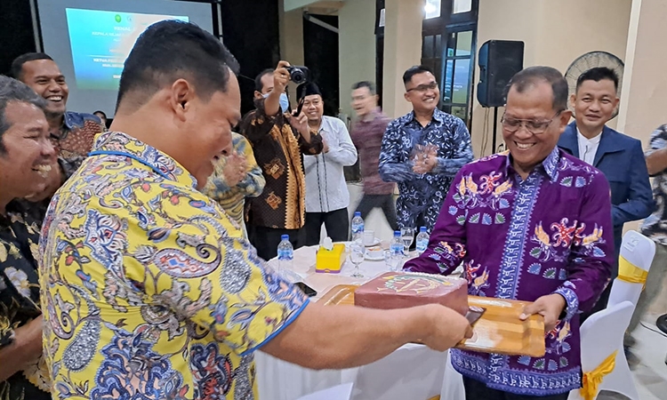 bupati hendra lesmana berikan kue ultah