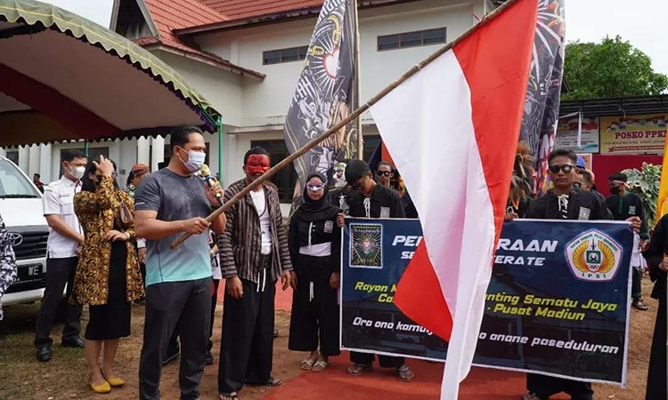 bupati hendra lesmana lepas peserta kirab budaya