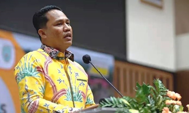 bupati hendra lesmana memberikan arahan pada acara peningkatan kapasitas aparatur desa