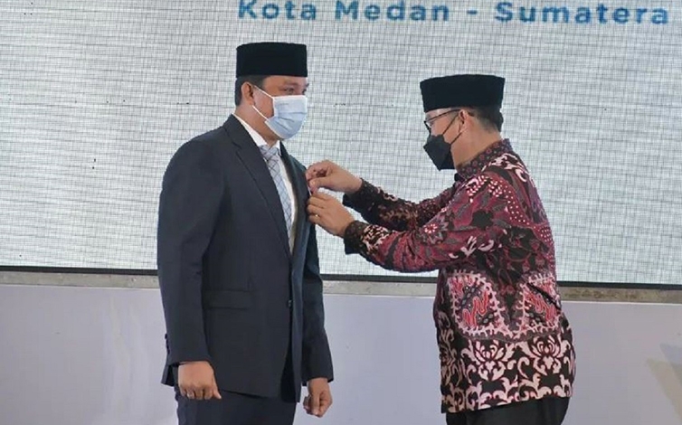bupati hendra lesmana raih penghargaan Manggala Karya Kencana