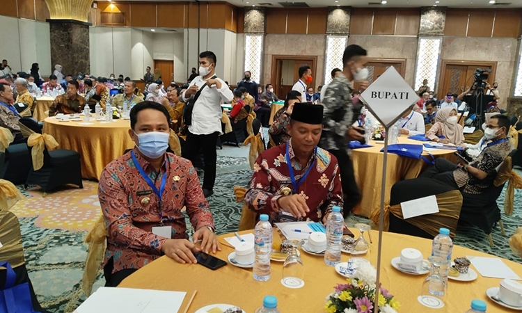 bupati hendra lesmana saat menghadiri rakor apkasi