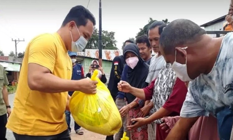bupati hendra lesmana salurkan bantuan kepada warga terdampak banjir