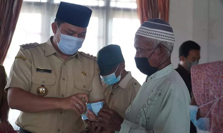 bupati hendra lesmana serahkan blt bbm