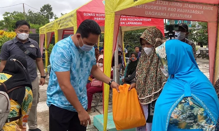 bupati hendra lesmana serahkan sembako saat operasi pasar murah