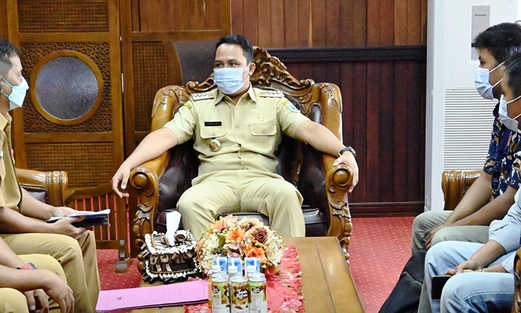 bupati hendra lesmana terima kunjungan PT Fiberhome Tecnologies Indonesia di ruang kerjanya