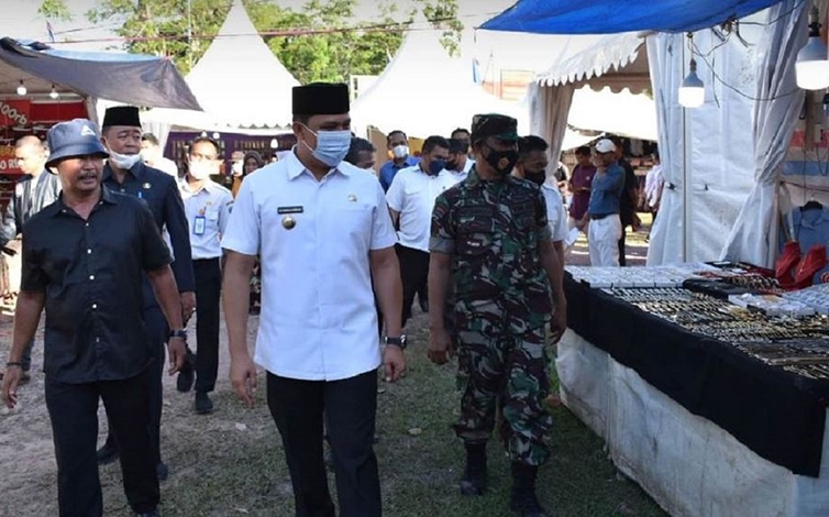 bupati hendra lesmana tinjau stand pasarrakyat