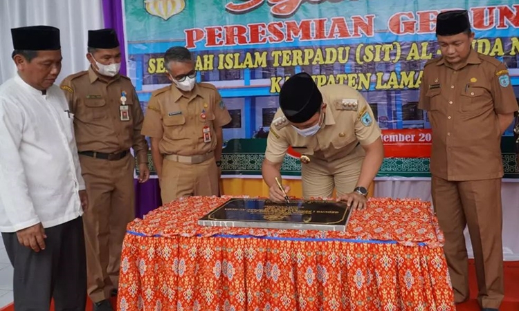 bupati teken prasasti gedung sekolah islam terpadu nanga bulik
