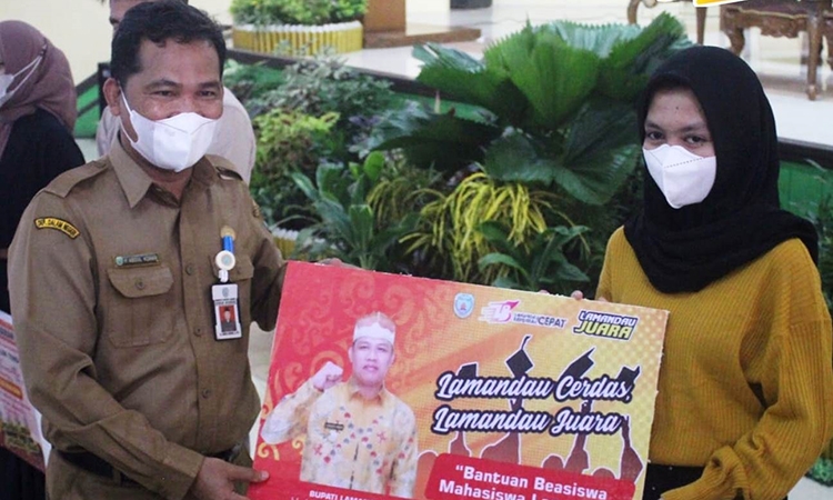 kadisdik abdul kohar serahkan beasiswa