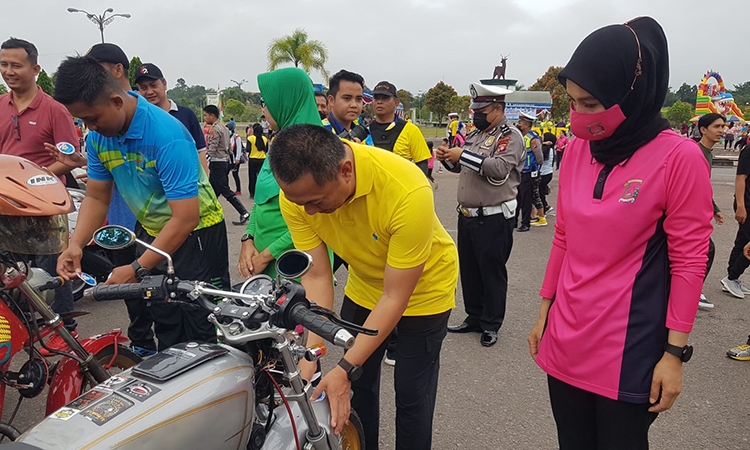 kapolres bronto budiyono tempelken stiker hut satlantas ke 76