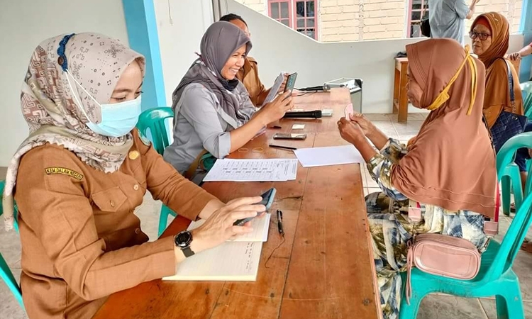 keluarga penerima manfaat di lamandau menerima bps dan blt bbm