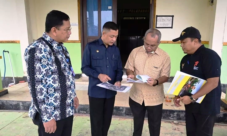 kepala bnnp kalteng sumirat dwiyanto melihat desain kantor bnnk lamandau