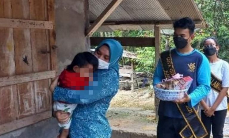 ketua tp pkk rusdianti gendong balita